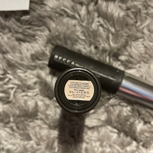 Becca ultimate coverage foundation - Picture 3 of 4